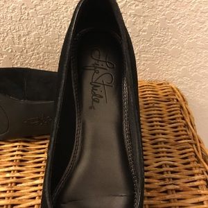 Black dress shoe